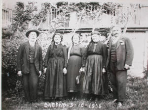 Gruppo di uomini e donne con abiti tradizionali (1938)